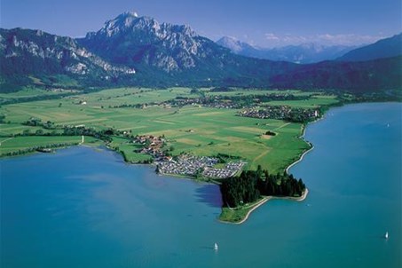 Luftbild vom Campingplatz am Forggensee vor den Alpen