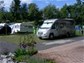 Die Standplätze des Camping FLims für Wohnmobile, Caravans, Busse sind mit Grasrastersteinen ausgestattet. In der Hochsaison wird zu sätzlich ein Wiesenplatz für die Camper geöffnet