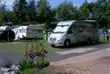 Die Standplätze des Camping FLims für Wohnmobile, Caravans, Busse sind mit Grasrastersteinen ausgestattet. In der Hochsaison wird zu sätzlich ein Wiesenplatz für die Camper geöffnet