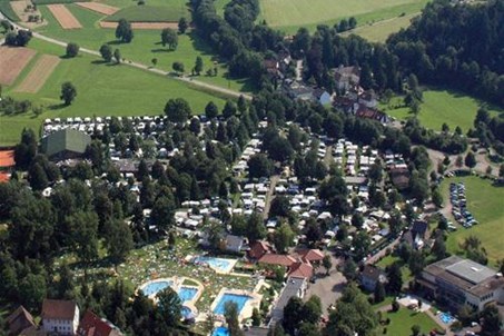 Luftbild unseres Campingplatzes direkt neben dem Dreisambad in Kirchzarten