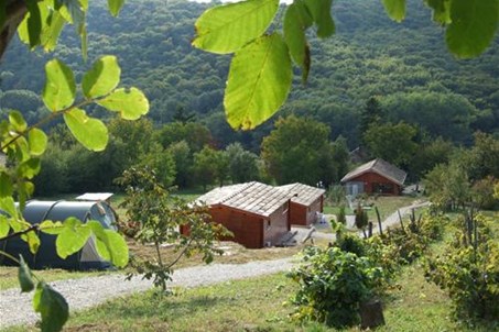 kleinschalig park met verhuur van huisjes en yurt