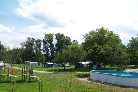 overzicht camping met speeltoestel en zwembad