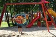 Der Spielplatz bietet Spannung und Spaß für kleine und große Kinder.