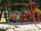 Der Spielplatz bietet Spannung und Spaß für kleine und große Kinder.