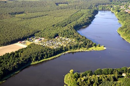 Luftbild des Campingparks am Ferchesarer See. Dieser hat eine Länge von 10 Km und mündet von Rathenow in die Havel