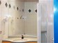 Mietbadezimmer - mit WC, Dusche, Waschbecken, Schränkchen und musikalischer Hintergrundmusik