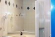Mietbadezimmer - mit WC, Dusche, Waschbecken, Schränkchen und musikalischer Hintergrundmusik