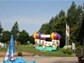 aire de jeux pour enfants avec structure gonflable en été