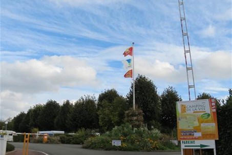 The entrance of the Camping de la Vée, in front of the parking.