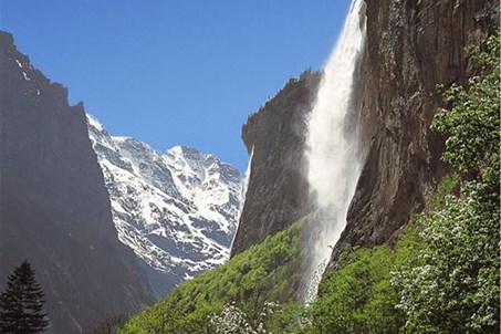 Camping Jungfrau liegt zu Füssen des weltberühmten Staubbach Wasserfalls im Lauterbrunnental.
Bester Ausgangspunkt zum Besuch des Jungfraujoch - Top of Europe, des Schilthorn - Piz Gloria und der Trümmelbach Gletscherwasserfälle. Herrliche Wanderferien im Herzen der Jungfrauregion.