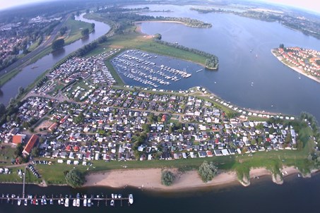 Camping Jachthaven De Mars omgeven door 400 hectaren water.