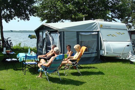 Camping am See,
nahezu alle Stellplätze liegen direkt am Ufer des Plauer Sees.