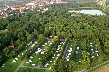 Luftbildaufnahme Campingplatz Auensee Leipzig mit See
