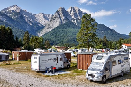 Eine Panorama-Aussicht auf die Alpenkette genießen Gäste des Camping Resorts Zugspitze***** 
Foto Marc Gilsdorf