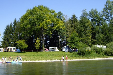 Der Campingplatz Gütighausen liegt direkt am Ufer der Thur
