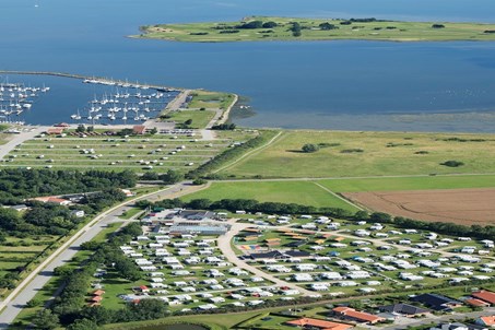Luftfoto af campingpladsen og fjorden
