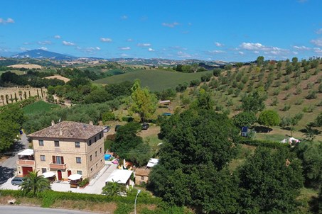 Villa Bussola tussen de groene glooiende heuvels van Le Marche