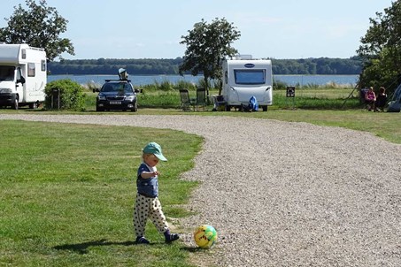 Blick auf den Horsens Fjord. Wohnmobile, Zelte oder Wohnwagen. Bei uns können Sie die Ferien und die Aussicht genießen. In der Nähe gibt es Platz für die Kinder auf dem großen Spielplatz. Horsens City Camping Der Ort, der zu Ihnen passt!