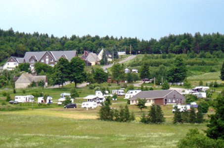 Blick auf den Campingplatz und das Haupthaus mit den Ferienwohnungen.