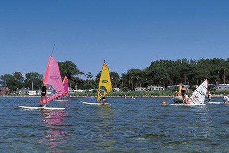 Das Salzhaff als Stehgewässer ist ideal zum Wind- und Kitesurfen geeignet.